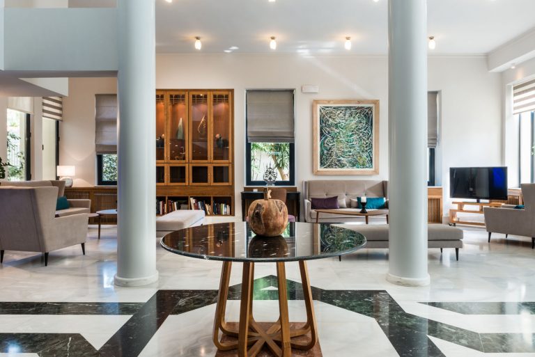 Tbale in the middle of the lobby