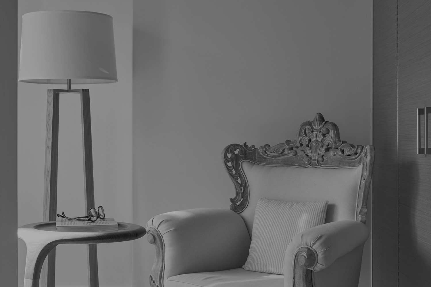 Black and white Reading Spot