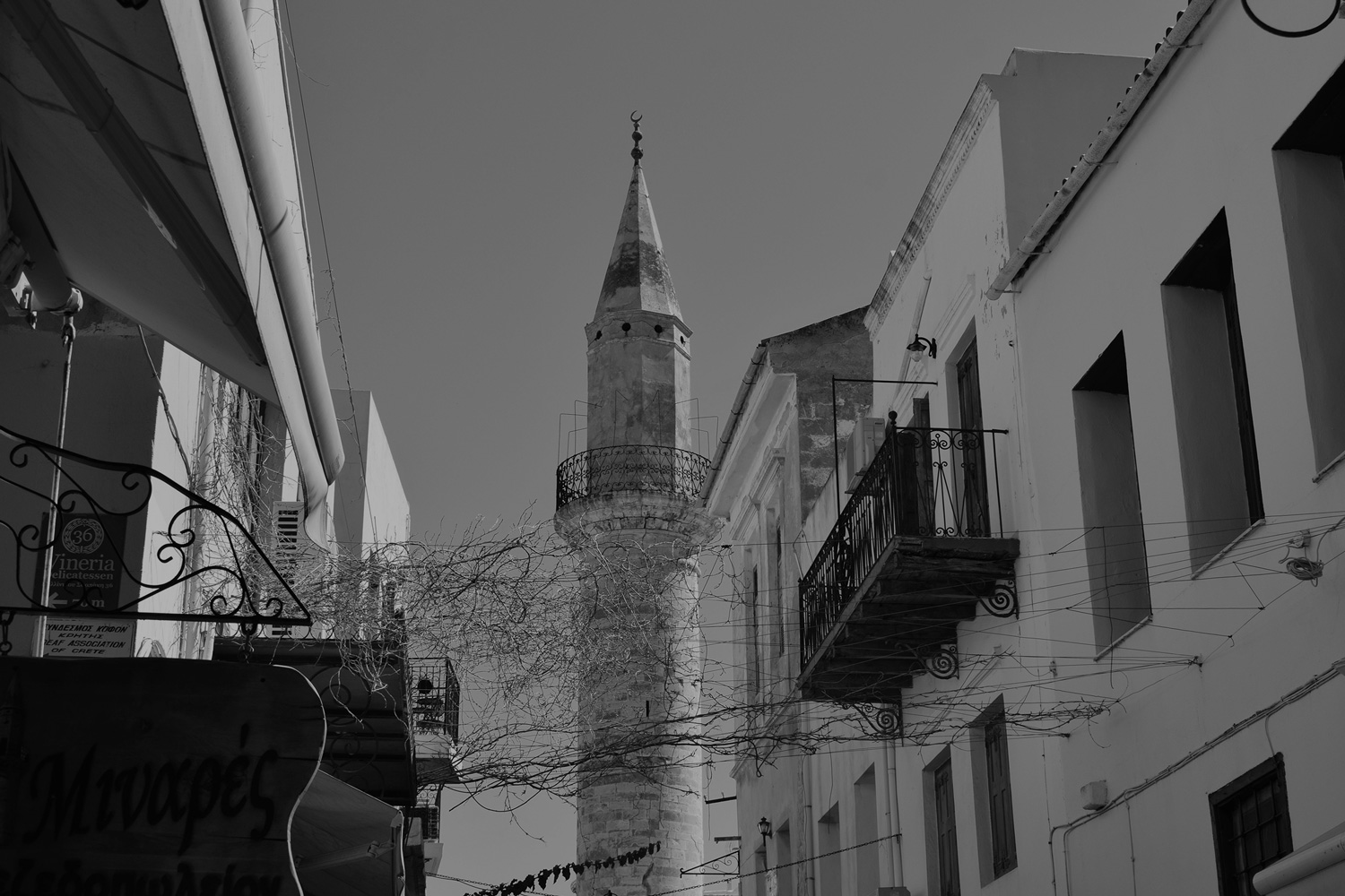 blakc and white view of the minaret